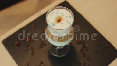 咖啡师手工装饰新冲泡的咖啡。 上景。 桌上的咖啡豆